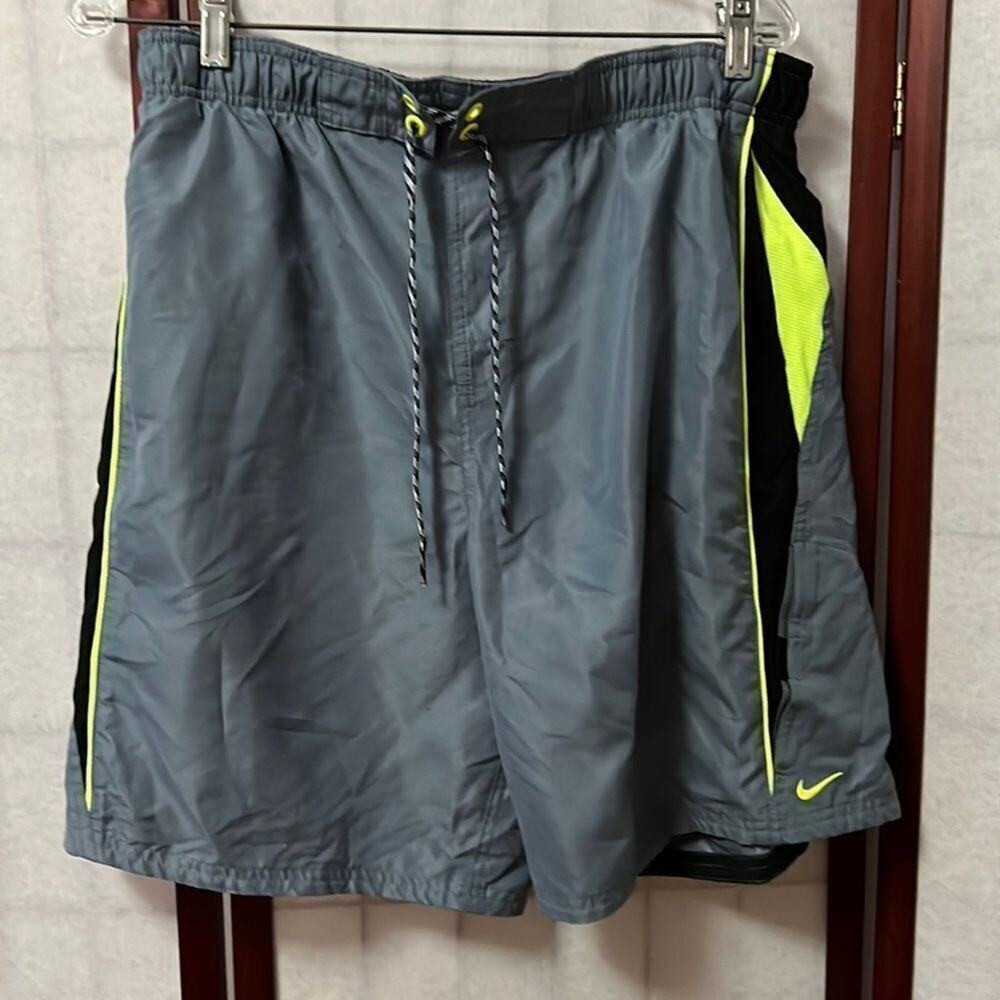 NIKE DRI FiT RUNNING SHORTS SIZE L